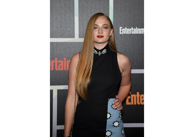 Sophie looks like an absolute vixen in an all-black dress and red lipstick at Entertainment Weekly's Comic-con. 