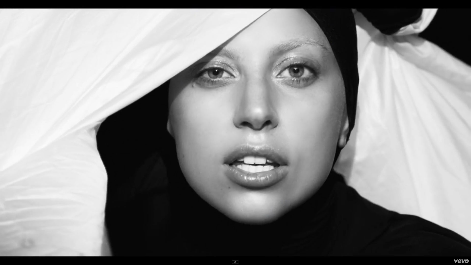 Lady Gaga releases video for ‘Applause’