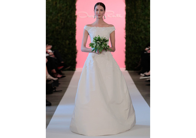 Oscar dela Renta's Clara speaks of classic sophistication. For inquiries, click [link href='http://www.oscardelarenta.com/bridal/bridal-2015-collection/bridal-2015-look-23-clara' target='_blank']here[/link].